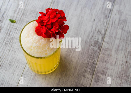 Milkshake Safran perse avec des feuilles de basilic. Boisson traditionnelle. Banque D'Images