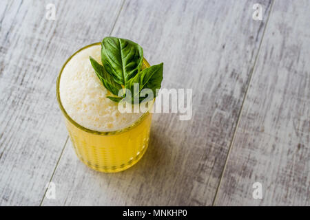 Milkshake Safran perse avec des feuilles de basilic. Boisson traditionnelle. Banque D'Images