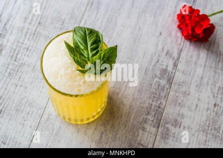 Milkshake Safran perse avec des feuilles de basilic. Boisson traditionnelle. Banque D'Images