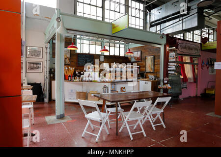 Cuisine du pain chaud à l'intérieur de la Marqueta au marché de Harlem, New York Banque D'Images