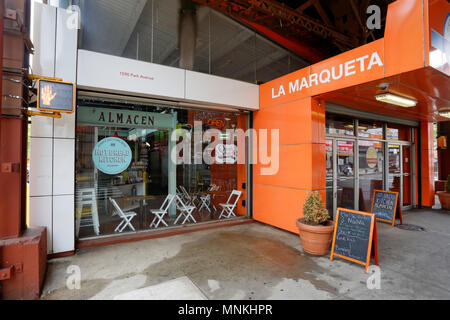 La Marqueta marketplace, 1590 Park Ave, New York, NY devanture extérieure d'un marché alimentaire dans le quartier East Harlem de Manhattan. Banque D'Images