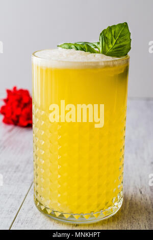 Milkshake Safran perse avec des feuilles de basilic. Boisson traditionnelle. Banque D'Images