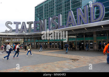 Les banlieusards font une course folle à bateaux à Staten Island Banque D'Images