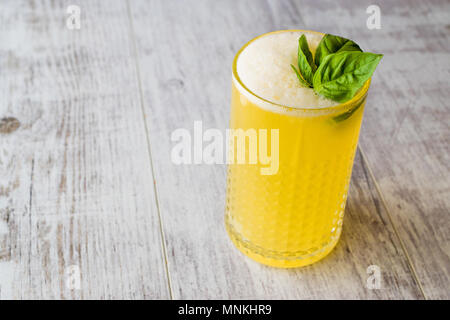 Milkshake Safran perse avec des feuilles de basilic. Boisson traditionnelle. Banque D'Images