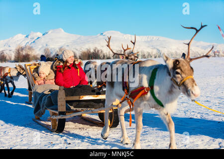 Mère de famille et sa fille à reindeer safari sur journée d'hiver ensoleillée dans le Nord de la Norvège Banque D'Images