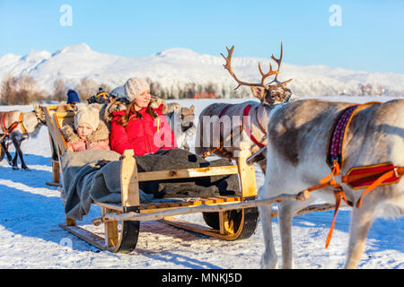 Mère de famille et sa fille à reindeer safari sur journée d'hiver ensoleillée dans le Nord de la Norvège Banque D'Images