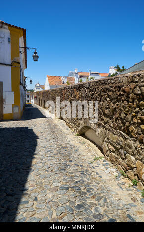 Les arches de l'aqueduc d'argent de l'eau (aqueduc) s'abaisse et Prata obtenir entouré de boutiques et maisons à l'entrée de Evora. Portugal Banque D'Images