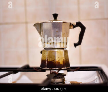 Vintage Ancien Café Moka fréquemment utilisés peuvent sur Cuisinière à gaz Banque D'Images