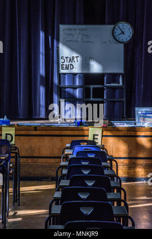 Ancienne salle d'école mis en place pour les examens avec des chaises et bureaux chaises examen en lignes droites. Sir Thomas Boteler High School Banque D'Images