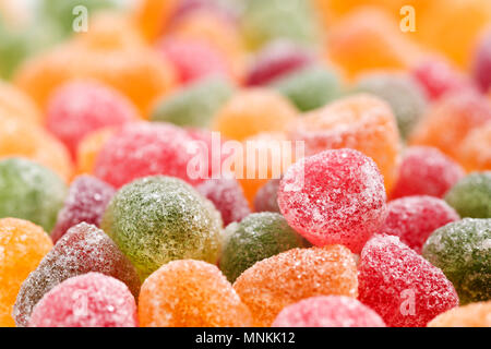 Gros plan d'une variété de bonbons de gelée de menthe avec du sucre glace cristaux dans différentes saveurs et couleurs. Texture de fond alimentaire Macro Banque D'Images