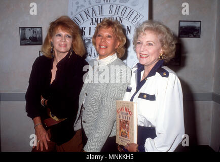 Los Angeles, CA - le 29 octobre : (L-R), actrice Angie DIckinson, vedette de la télévision Dinah Shore et de l'actrice Betty White assister à Dinah Shore Livre Partie pour 'Cuisine Américaine' à Orso Restaurant le 29 octobre 1990 à Beverly Hills, Californie. Photo de Barry King/Alamy Stock Photo Banque D'Images