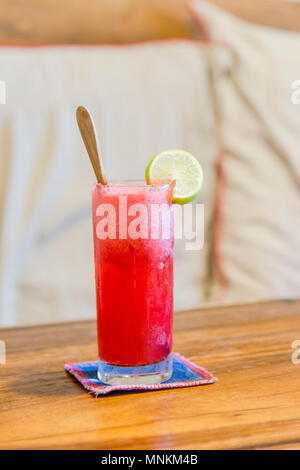 Frozen strawberry margarita margarita cocktail au verre. Banque D'Images