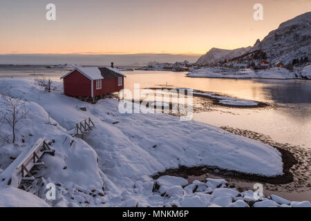 Tourisme en cabine sur la côte d'hiver nordique dans les Lofoten avec jolie vue sur la mer. Banque D'Images