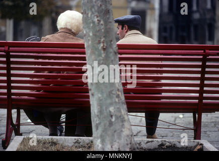 Deux Vénitiens sur un banc de Dorsoduro au début des années 1980 Banque D'Images