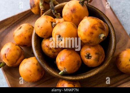 Loquat Fruits / Eirobotrya Prune Japonica prêt à manger. L'alimentation biologique. Banque D'Images