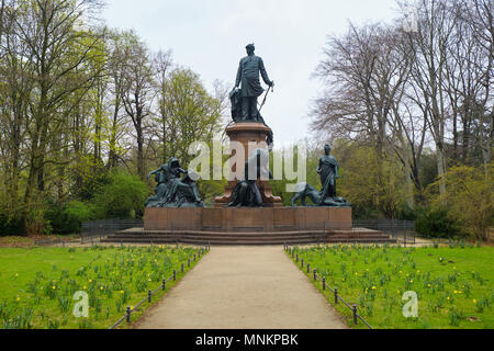 Berlin, Allemagne - 14 Avril 2018 : Memorial statue dédiée au prince Otto von Bismarck avec fleurs et herbe verte sur l'avant-plan et d'arbres sur th Banque D'Images