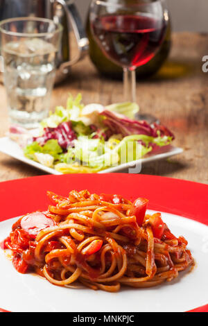 Portion de spaghetti à la sauce tomate Banque D'Images
