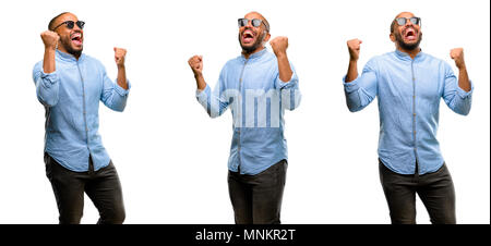 African American man with beard heureux et excité l'expression gestuelle gagnante. Succès et célébrer la victoire, triomphant Banque D'Images