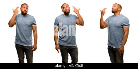 African American man avec ce geste malheureux barbe suicide, fatigué de tout. Tiges avec des armes à feu imitant la main, bouleversé Banque D'Images