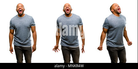 African American man with beard stressant, terrifiée, en panique, des cris exaspérés et déçus. Geste désagréable. Travail ennuyeux me conduit fou Banque D'Images