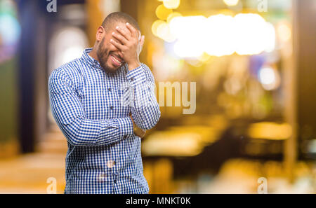 African American man with beard stressant laissant les mains sur la tête, fatigué et frustré de nuit Banque D'Images