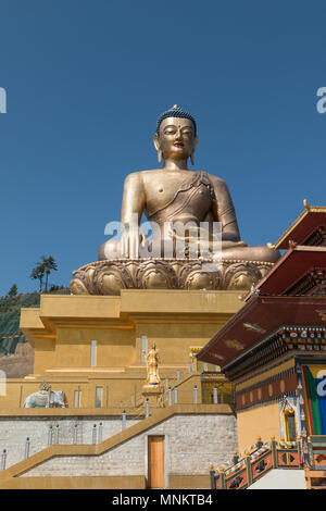 Dordenma grand bouddha géant, une statue Bouddha Shakyamuni doré d'or dans les montagnes de Thimphu, Bhoutan Banque D'Images