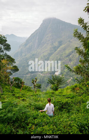 Jeune femme bénéficiant d'une vue imprenable sur les montagnes et les plantations de thé dans Ella Sri Lanka Banque D'Images