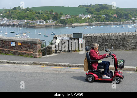 Une femme sur un scooter de mobilité dans la région de Falmouth, Cornwall Banque D'Images