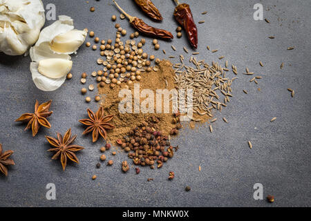 Vue aérienne d'ingrédients pour la cuisine recette asiatique. Épices sur un fond gris moyen Banque D'Images