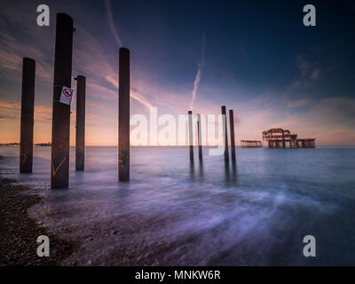 Brighton West Pier Ebb Banque D'Images