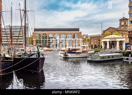 St Katharine Docks immobilier et le complexe de loisirs, quartier de Tower Hamlets, sur le côté nord de la Tamise ils faisaient partie du port de Londres, Banque D'Images