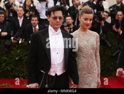 Johnny Depp et Amber entendu assister à la "Charles James : Au-delà de Fashion' Costume Institute Gala au Metropolitan Museum of Art le 5 mai 2014 à New Banque D'Images