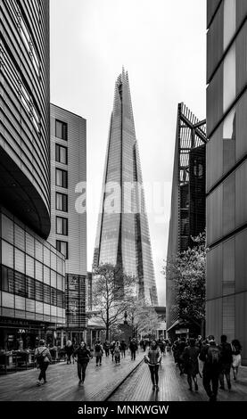 Le Shard, vu de plus London Place, Southwark, London, UK. Banque D'Images