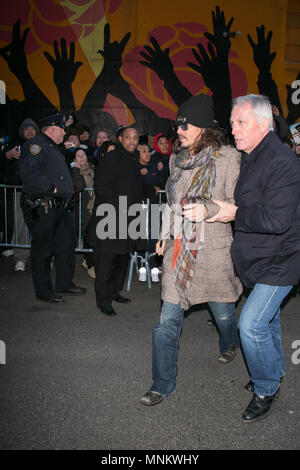 Johnny Depp arrive pour le 'Late Show with David Letterman' au Ed Sullivan Theater Le 21 février 2013 à New York. Banque D'Images