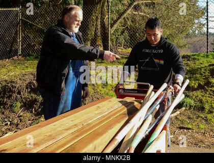 PORT Orchard, Washington (10 mars 2018) Cliff Hanson, Howe comté agricole parc à chiens, Président de l'intendance de l'électronique montre 3ème classe technicien Manuel Lopez de Harlingen, Texas. comment utiliser l'équipement pendant une coalition de marins contre les décisions destructrices (CSADD) événement de service communautaire pour les marins affectés au porte-avions USS Nimitz (CVN 68), le 10 mars 2018. Les marins CSADD promouvoir des choix positifs et développer le leadership en organisant les réseaux sociaux locaux, facilitant les discussions, en produisant des messages visuels, la promotion de la participation communautaire et l'accueil des activités de loisirs. Le Ni Banque D'Images