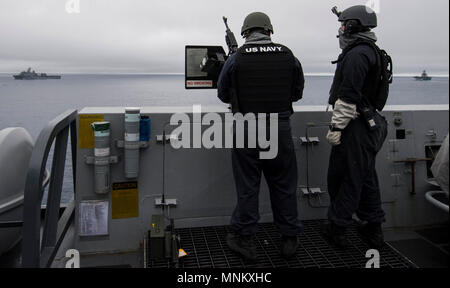 Océan Pacifique (le 13 mars 2018) Gunner's Mate 3e classe John R. Belliveau, de Naples, Maine, (à gauche), et de l'électronique 3ème classe technicien Colin C. Robinson, de Philadelphie, Pennsylvanie, un homme de canonniers sur le pont de la San Antonio-classe de transport amphibie USS dock Anchorage (LPD 23). Anchorage est en cours avec d'autres navires de la Essex Groupe amphibie (ARG) dans la Marine's premier ARG Surface Warfare Advanced Tactical Training (SWATT) de l'exercice. Bad tripes est dirigé par le Naval Surface et Centre de développement de la guerre des mines (SMWDC) et il est conçu pour accroître la compétence de combat mortel, Banque D'Images