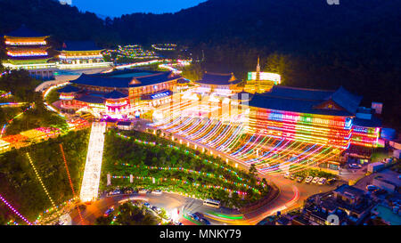 Vue aérienne de Samgwangsa temple à nuit à Busan, Corée du Sud ville.Des milliers de lanternes en papier décorer Samgwangsa en Temple du sud de la ville de Busan Banque D'Images