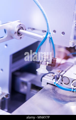 Robot avec ventouses choisit l'élément de l'usine de fabrication de convoyeur Banque D'Images