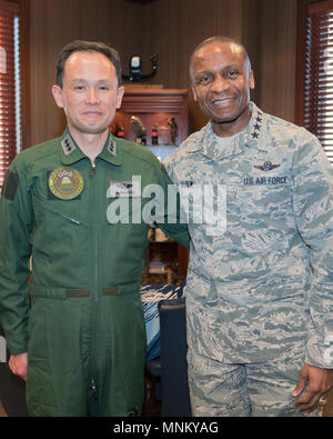 Gen. Darren W. McDew, commander, U.S. Transportation Command, se félicite le Lieutenant Général Masashi Yamada, commandant, Commandement du soutien aérien, Japan Air Self Defense Force, de l'USTRANSCOM, Scott Air Force Base, Texas, le 15 mars 2018. Yamada dirige le Japon est équivalent à l'US Air Force's Air Mobility Command. La visite honore la relation bilatérale de longue date avec le Japon, un allié de l'Indo-Pacifique critique aux États-Unis. ( Banque D'Images