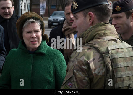 Secrétaire général délégué de l'OTAN a augmenté E. Gottemoeller se réunit et parle à des soldats tout en marchant à travers un affichage statique lors de la visite de groupe de combat à la Pologne Bemowo Piskie Domaine de formation, Pologne, le 16 mars 2018. Ces soldats font partie de l'unique, composé de groupe de combat multinationales des États-Unis, du Royaume-Uni, de la Croatie et de soldats roumains qui servent avec la 15e Brigade mécanisée polonaise comme une force de dissuasion dans le nord-est de la Pologne à l'appui de l'OTAN vers l'amélioration de la présence. Banque D'Images