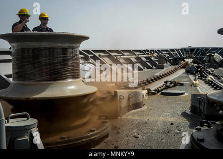 Le Golfe Arabique (16 mars 2018) Le croiseur lance-missiles USS Bunker Hill (CG 52) abaisse son ancre lors d'un mouillage de précision l'évolution. Bunker Hill est déployé avec le groupe aéronaval du Theodore Roosevelt à la 5e flotte américaine zone d'opérations à l'appui d'opérations de sécurité maritime pour rassurer les alliés et les partenaires et de préserver la liberté de navigation et la libre circulation du commerce dans la région. Banque D'Images