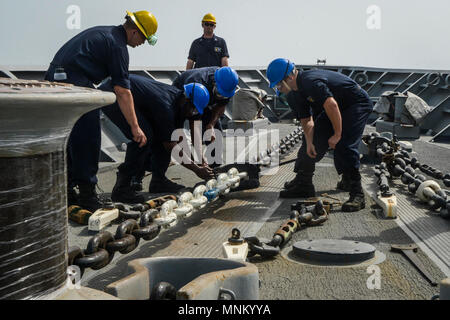 Le Golfe Arabique (16 mars 2018) marins Attacher un crochet pélican à la chaîne d'ancre au cours d'une évolution d'ancrage de précision à bord du croiseur lance-missiles USS Bunker Hill (CG 52). Bunker Hill est déployé avec le groupe aéronaval du Theodore Roosevelt à la 5e flotte américaine zone d'opérations à l'appui d'opérations de sécurité maritime pour rassurer les alliés et les partenaires et de préserver la liberté de navigation et la libre circulation du commerce dans la région. Banque D'Images