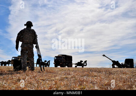 FORT Indiantown Gap, Pa - 1er LT. Jéred chauffage avec une batterie, 1er Régiment du 108e Bataillon d'artillerie, 56e Stryker Brigade Combat Team, 28e Division d'infanterie, Pennsylvania Garde nationale, surveille la ligne de tir pendant les exercices d'exploitation dégradée. Dans le cadre d'opérations, les soldats dégradés régler manuellement l'objectif de l'armes, sans l'aide d'ordinateurs. 1LT. Utilise le chauffage visant cercle pour vérifier leur exactitude sur Fort Indiantown Gap, le 17 mars 2018. Banque D'Images