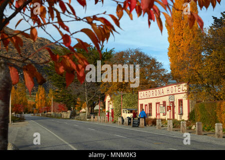 La couleur en automne et historique hôtel Cardrona, près de Wanaka, île du Sud, Nouvelle-Zélande Banque D'Images