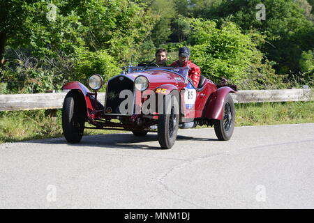 PESARO COLLE SAN BARTOLO , ITALIE - MAI 17 - 2018 : Alfa Romeo 6C 1500 GS 'TESTA FISSA' 1933 sur une vieille voiture de course en rallye Mille Miglia 2018 la célèbre Banque D'Images