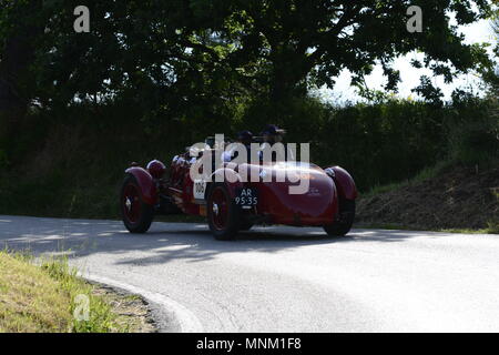 PESARO COLLE SAN BARTOLO , ITALIE - MAI 17 - 2018 : Alfa Romeo 6C 1500 GS 'TESTA FISSA' 1933 sur une vieille voiture de course en rallye Mille Miglia 2018 la célèbre Banque D'Images