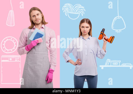 Homme debout pacifiques avec une éponge et sa forte femme tenant une grande percer Banque D'Images