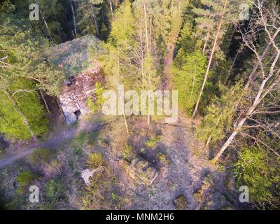 Vue aérienne de bunker en béton armé détruit par la Seconde Guerre mondiale appartenait à Himmler Hochwald Siège caché dans une forêt en Pozezdrz Banque D'Images