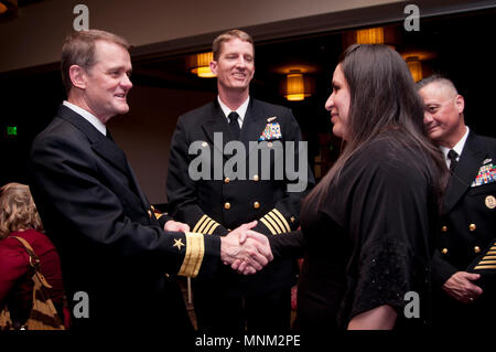 SEATTLE, Washington (Mar. 17, 2018) - Arrière Adm. Prix de gènes, commandant des forces navales, l'hôpital accueille la réserve Information Corpsman 2e classe (SW) Luna D. Clarke au cours d'un banquet au guerrier de retour atelier (RWW), organisé par les coordonnateurs du programme Ruban jaune attaché à au nord-ouest de la région marine du Commandement de la composante de réserve (NAVREG E RCC), Everett à l'hôtel Renaissance Mar. 17. NAVREG E RCC fournit un soutien à temps plein de la marine se réserve, par la gestion de 16 centres de soutien opérationnel de la Marine (CNTO) dans 11 États, en l'appui de plus de 3350 réservistes de forage. (U. S. Navy Banque D'Images