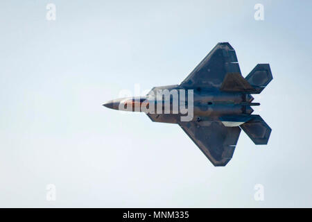 Le F-22 Raptor effectue le survol au cours de jours à Luke Luke Air Force Base, en Arizona, le 18 mars 2018. Luc jours démontre les capacités de la puissance aérienne militaire et civile moderne grâce à l'affichage de plus de 30 manifestations de masse et de l'air en direct et des expositions fixes. Banque D'Images